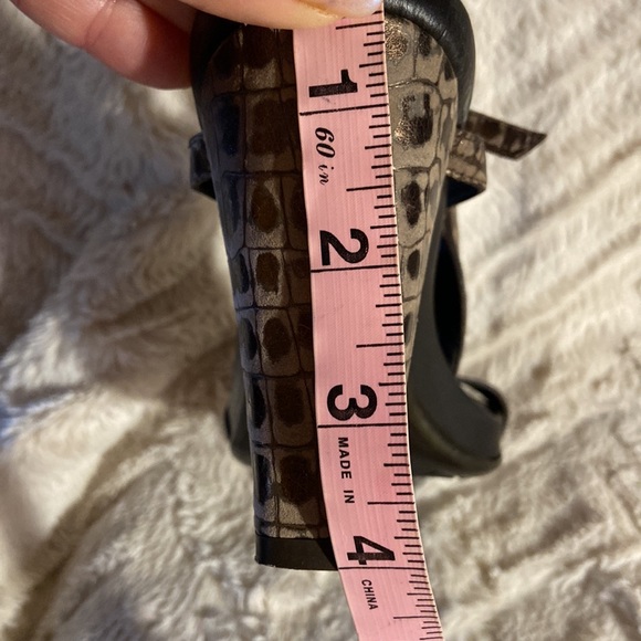 DONALD J PLINER PEGGY LEATHER T-STRAP HEELED SANDAL Sz 8 - Picture 13 of 16